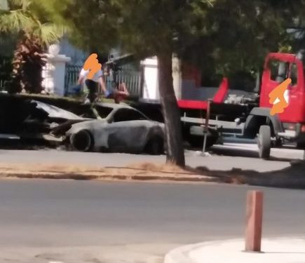 Πυρκαγιά σε αυτοκίνητο στη Γλυφάδα (φωτογραφίες)