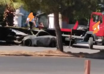 Πυρκαγιά σε αυτοκίνητο στη Γλυφάδα (φωτογραφίες)