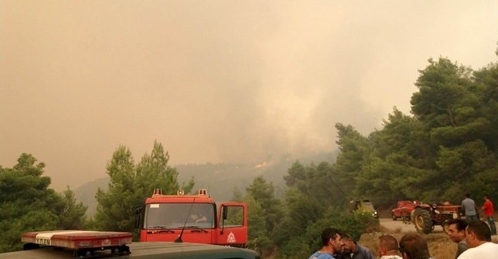 Ζημιές σε σπίτια στο χωριό Μακρυμάλλη από τη φωτιά στην Εύβοια