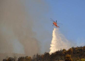 Σε ύφεση η φωτιά στον Υμηττό: Έφτασε στις κεραίες και κάηκαν δύο σπίτια (ΒΙΝΤΕΟ)