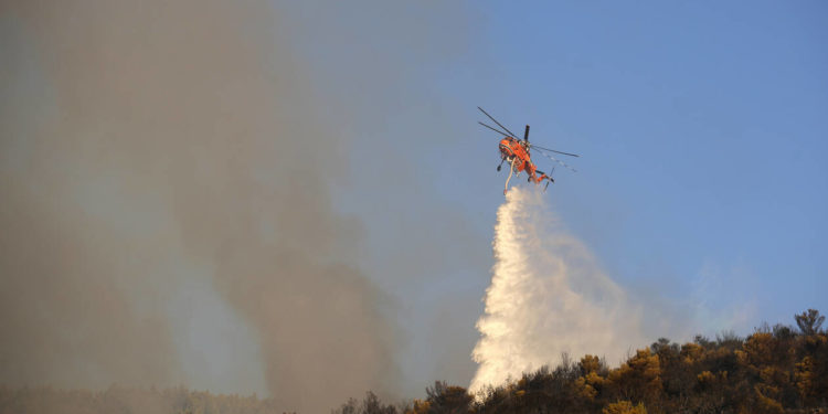 Σε ύφεση η φωτιά στον Υμηττό: Έφτασε στις κεραίες και κάηκαν δύο σπίτια (ΒΙΝΤΕΟ)