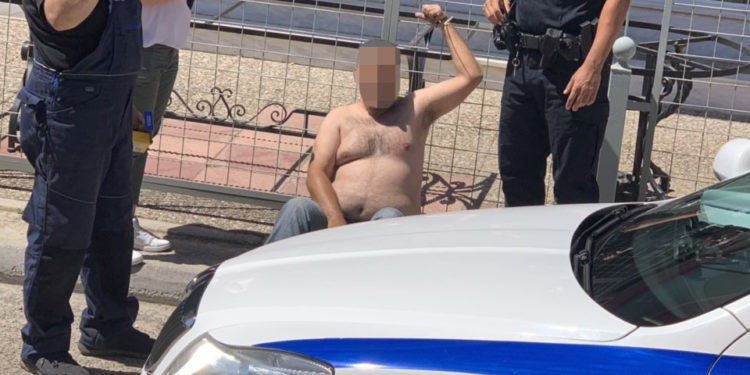 Έδεσε με tire up τον δράστη που προσπάθησε να τον εξαπατήσει – Αποκλειστικές εικόνες