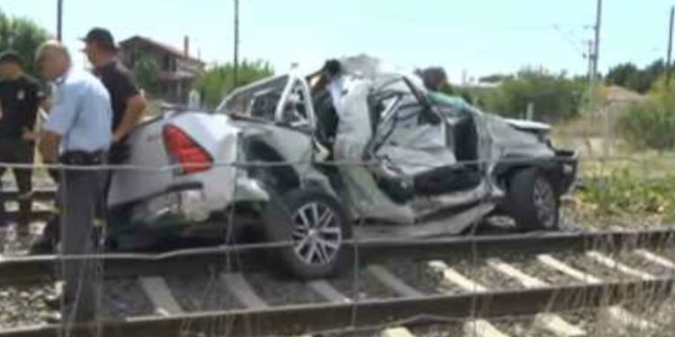 Σύγκρουση αμαξοστοιχίας με ΙΧ σε διάβαση στα Διαβατά – Μία έγκυος γυναίκα νεκρή και ένας τραυματίας