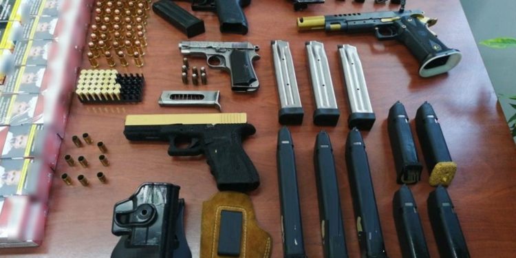 Συνελήφθη 29χρονος για παράνομη οπλοκατοχή στην Ημαθία – Είχε τρία πιστόλια (φωτογραφίες)