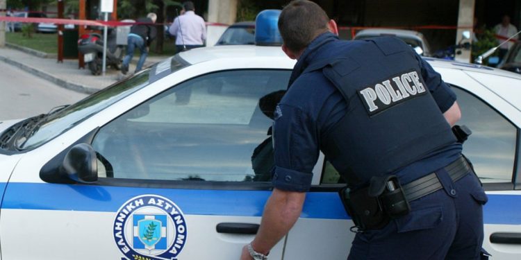 4 διαρρήκτες εισέβαλαν σε σπίτι 19χρονου και τον λήστεψαν