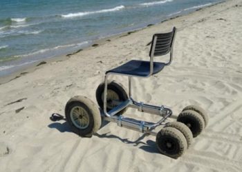 Aστυνομικός κατασκεύασε αμαξίδιο παραλίας για ΑμεΑ