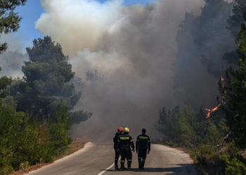 Οριοθετημένη αλλά επικίνδυνη η φωτιά στην Εύβοια