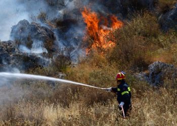 Σε εξέλιξη πυρκαγιά στα Τσουκαλέικα Μεσσηνίας