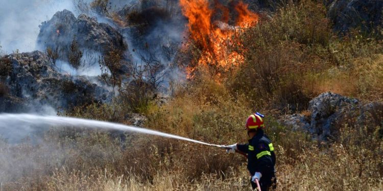 Σε εξέλιξη πυρκαγιά στα Τσουκαλέικα Μεσσηνίας