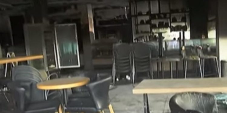 Πυρκαγιά σε φούρνο – καφέ στο Ελληνικό τα ξημερώματα – Αποκλειστικές εικόνες (βίντεο)