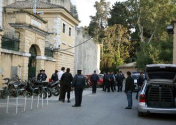 1997:  Απόδραση από τις φυλακές της Κέρκυρας