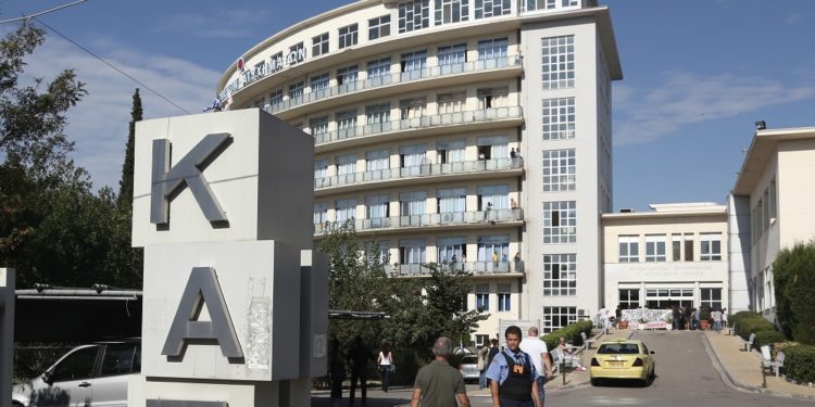 Τα έξοδα νοσηλείας του εθελοντή πυροσβέστη που νοσηλεύεται στο ΚΑΤ αναλαμβάνει το υπουργείο Υγείας