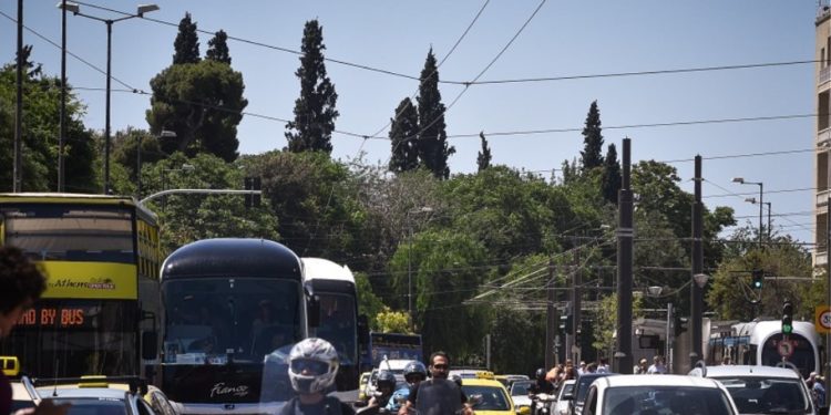 Τέλος το τσιγάρο και πίσω από το τιμόνι: Τσουχτερά πρόστιμα και αφαίρεση διπλώματος
