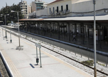 Έκλεισαν οι γραμμές του τρένου στον σταθμό Λαρίσης