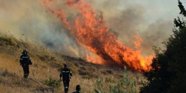 «Καμίνι» η χώρα μέχρι το Δεκαπενταύγουστο – Υψηλός παραμένει ο κίνδυνος πυρκαγιάς