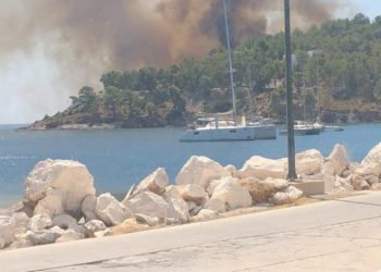 Φωτιά στη Λέρο – Απομακρύνθηκαν λουόμενοι από την παραλία (φωτογραφίες)