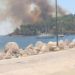 Φωτιά στη Λέρο – Απομακρύνθηκαν λουόμενοι από την παραλία (φωτογραφίες)