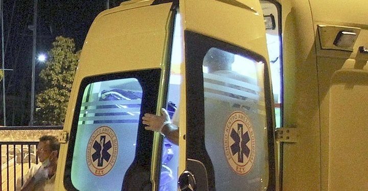 Γυναίκα έπεσε από τον πρώτο όροφο πολυκατοικίας