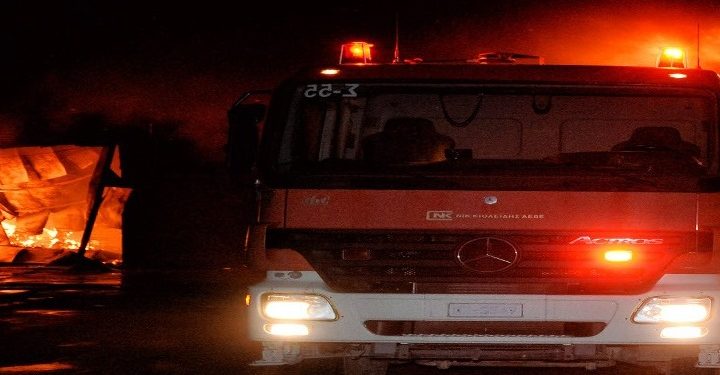 Φωτιά σε εγκαταλελειμμένο οίκημα στην Άνω Πόλη