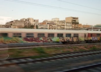 Αλλοδαποί εμπόδισαν τη διέλευση εμπορικού τρένου στο Κορδελιό