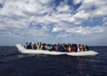 Λέμβος με 30 πρόσφυγες και μετανάστες στη θαλάσσια περιοχή της Σάμου