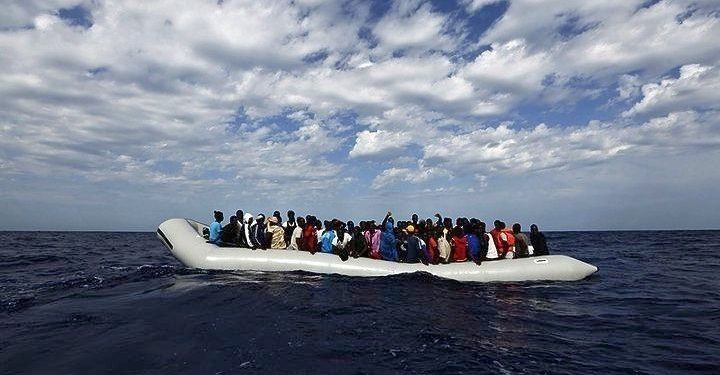 Λέμβος με 30 πρόσφυγες και μετανάστες στη θαλάσσια περιοχή της Σάμου