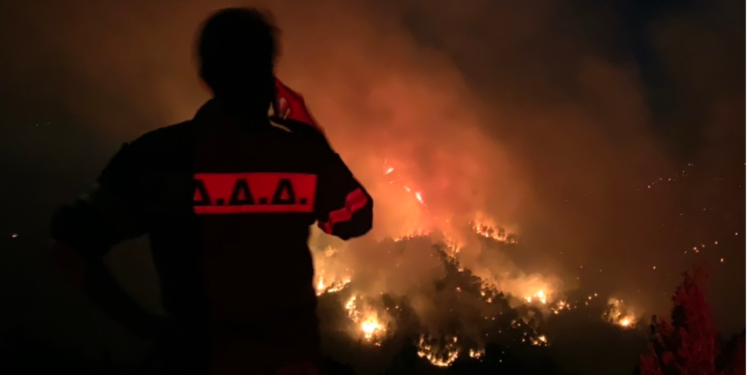 Μάχη με τις αναζωπυρώσεις δίνουν οι πυροσβέστες στην κεντρική Εύβοια – Αποκλειστικές εικόνες