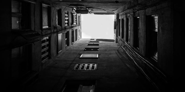 Συναγερμός για ανήλικο που έπεσε σε φωταγωγό στα Ιλίσια