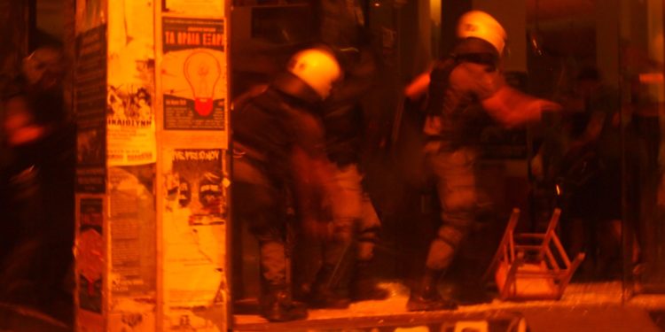 Οι σπασμένες τζαμαρίες της Κ* ΒΟΞ και οι “φόβοι” του Γ. Καλαϊτζίδη για αίμα στα Εξάρχεια