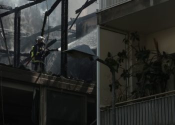 Απεγκλωβίστηκε ηλικιωμένη με σοβαρά εγκαύματα από φλεγόμενο διαμέρισμα στο κέντρο της Αθήνας