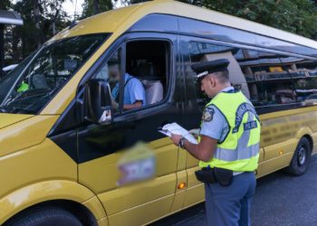 Ενημερωτικά φυλλάδια τροχαίας διένειμαν αστυνομικοί σε γονείς και μαθητές σχολείων στην Αττική