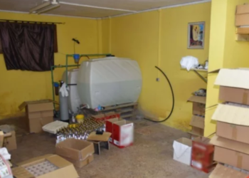 Εντοπίστηκε παράνομο εργαστήριο παρασκευής και εμφιάλωσης αλκοολούχων ποτών – Δύο συλλήψεις