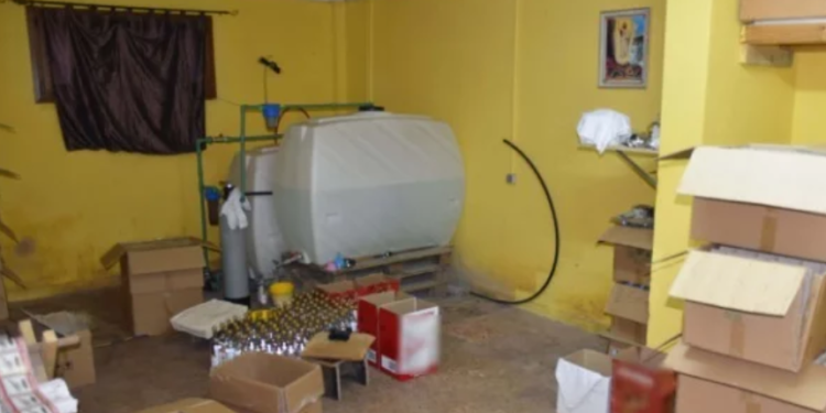 Εντοπίστηκε παράνομο εργαστήριο παρασκευής και εμφιάλωσης αλκοολούχων ποτών – Δύο συλλήψεις