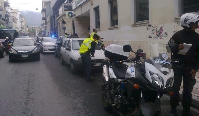 Έλεγχοι της τροχαίας για τα παράνομα παρκαρισμένα Ι.Χ. στη Θεσσαλονίκη