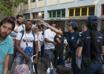 Ολοκληρώθηκε η αστυνομική επιχείρηση εκκένωσης των δύο κτιρίων στο κέντρο της Αθήνας (ΒΙΝΤΕΟ – ΦΩΤΟ)