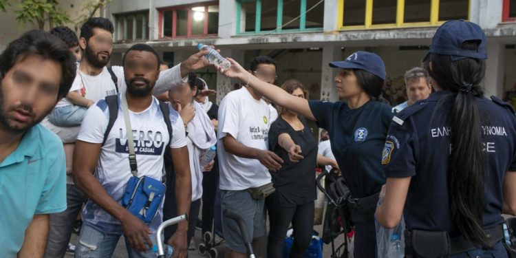 Ολοκληρώθηκε η αστυνομική επιχείρηση εκκένωσης των δύο κτιρίων στο κέντρο της Αθήνας (ΒΙΝΤΕΟ – ΦΩΤΟ)