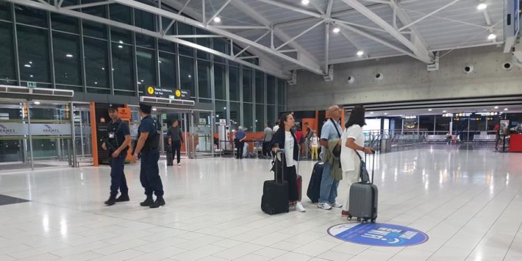 Αστυνομικός βρήκε και παρέδωσε πορτοφόλι στο αεροδρόμιο “Ελευθέριος Βενιζέλος”