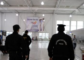 Σύλληψη 49χρονης για κατοχή 400 ταξιδιωτικών εγγράφων τα οποία ήταν κλεμμένα