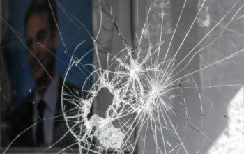 Μπαράζ επιθέσεων σε τράπεζες και γραφεία της ΝΔ – 25 προσαγωγές και μία σύλληψη