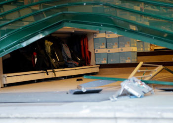 Δύο ακόμη περιστατικά εισβολής με ΙΧ σε καταστήματα στη Ν. Φιλαδέλφεια και τη Ν. Σμύρνη 