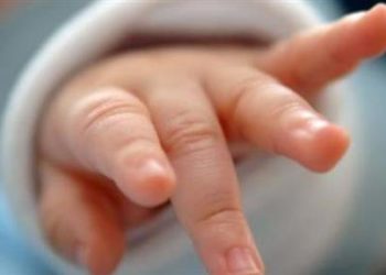 Εγκατάλειψη βρέφους στη Νέα Ιωνία: Έκλαιγε ο αστυνομικός που το πήρε αγκαλιά (BINTEO)