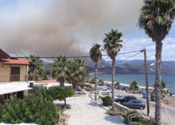 Πυρκαγιά απειλεί τα χωριά Κλήμα και Μαγούλα Δωρίδος στη Φωκίδα