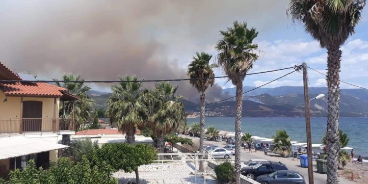 Πυρκαγιά απειλεί τα χωριά Κλήμα και Μαγούλα Δωρίδος στη Φωκίδα