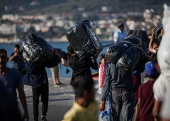 Επιχείρηση μετακίνησης 1.500 προσφύγων και μεταναστών από τη Μυτιλήνη (φωτογραφίες)