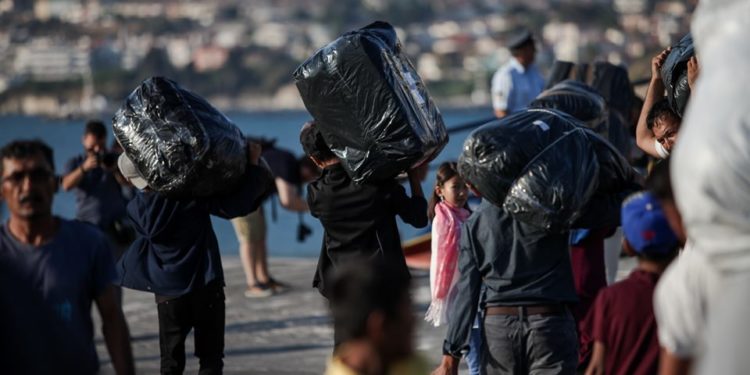 Επιχείρηση μετακίνησης 1.500 προσφύγων και μεταναστών από τη Μυτιλήνη (φωτογραφίες)