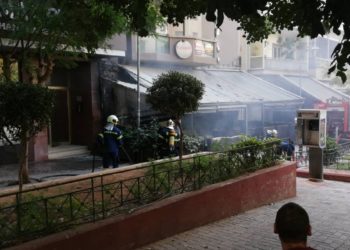 Σε εξέλιξη φωτιά σε διαμέρισμα στη Φωκίωνος Νέγρη (ΒΙΝΤΕΟ)