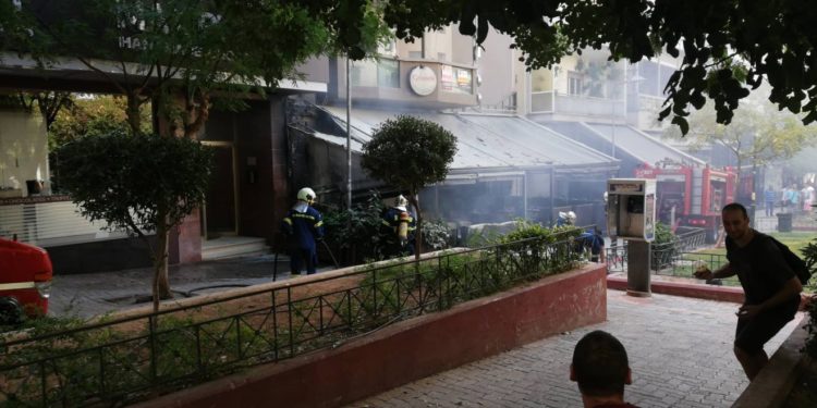 Σε εξέλιξη φωτιά σε διαμέρισμα στη Φωκίωνος Νέγρη (ΒΙΝΤΕΟ)