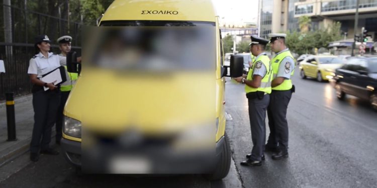 Ενημερωτικά φυλλάδια τροχαίας διένειμαν αστυνομικοί σε γονείς και μαθητές