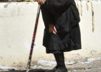 Η 94χρονη που χτύπησε τον ληστή με την μαγκούρα περιγράφει τις τρομακτικές στιγμές που έζησε