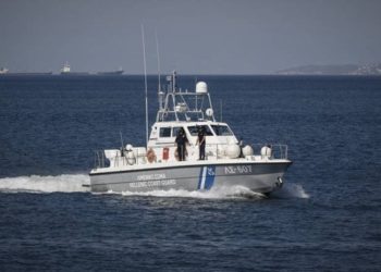 Ανατροπή λέμβου με 18 μετανάστες στις Οινούσσες – 2 άτομα ανασύρθηκαν χωρίς τις αισθήσεις τους, 4 αγνοούνται